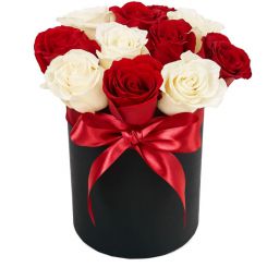 Красные и белые розы в коробке Роскошный бал