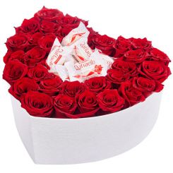 Прекрасный фрагмент букет из роз в коробке с конфетами